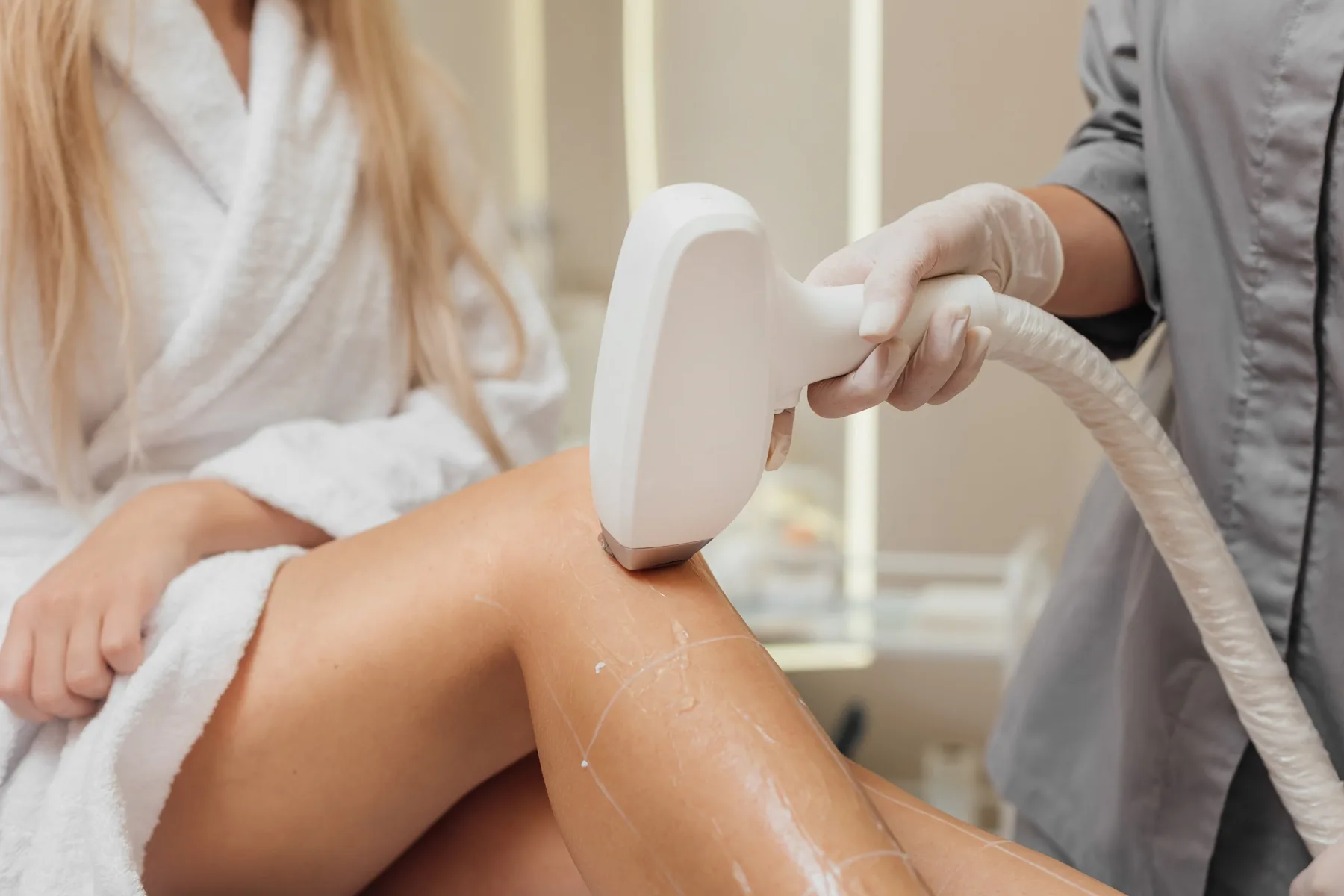 Epilazione laser: trattamento sulla gamba con manipolo