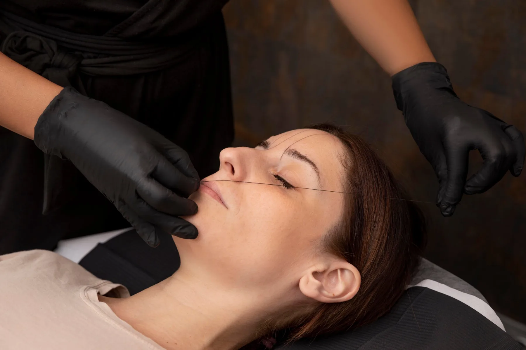 Trattamento di permanent make-up: disegno e studio delle sopracciglia con filo